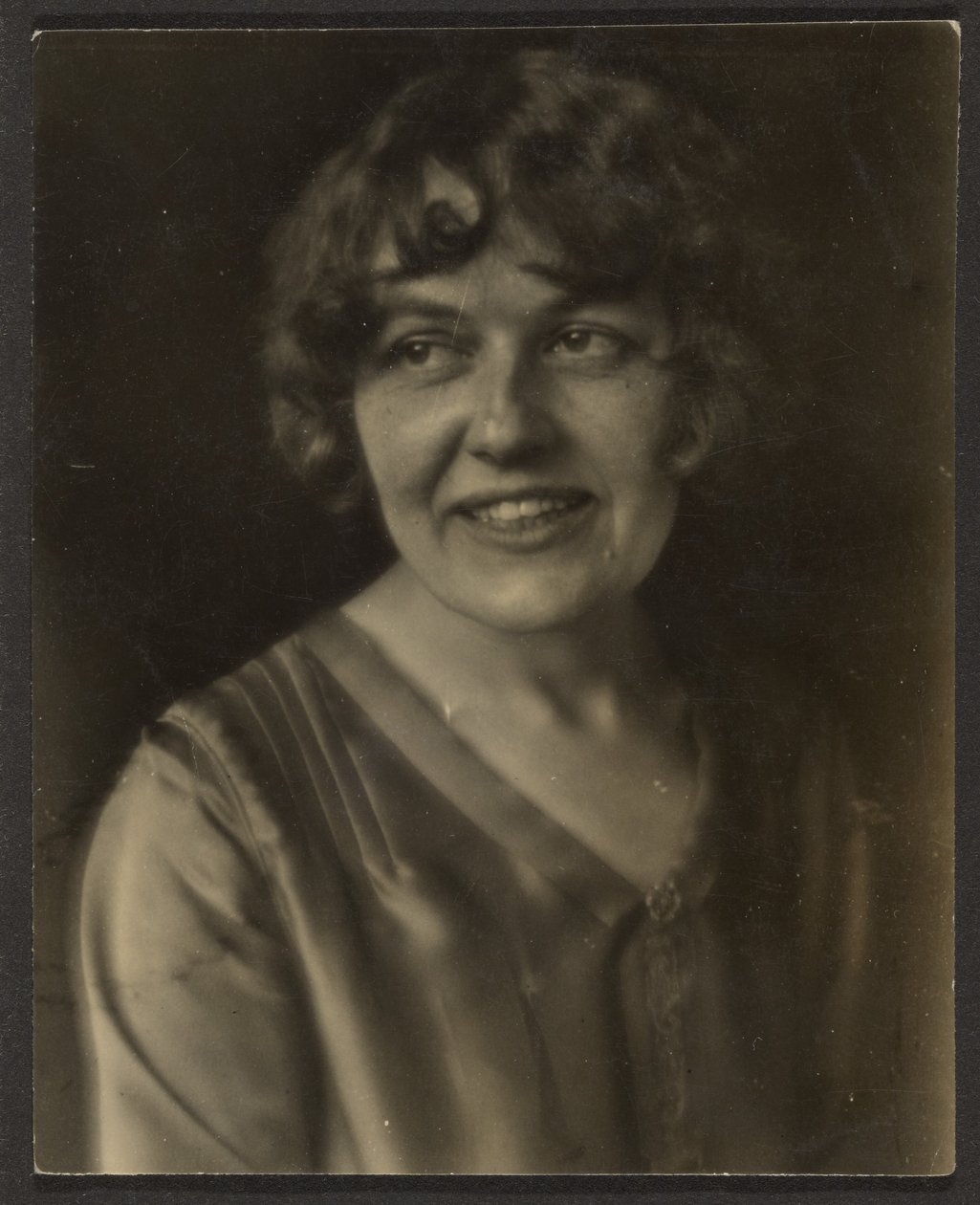 [Retrato de uma mulher com camisa de cetim] de Louis Fleckenstein