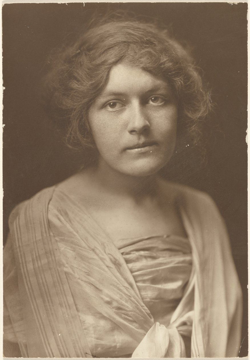 [Retrato de uma mulher com vestido de seda e xaile] de Louis Fleckenstein