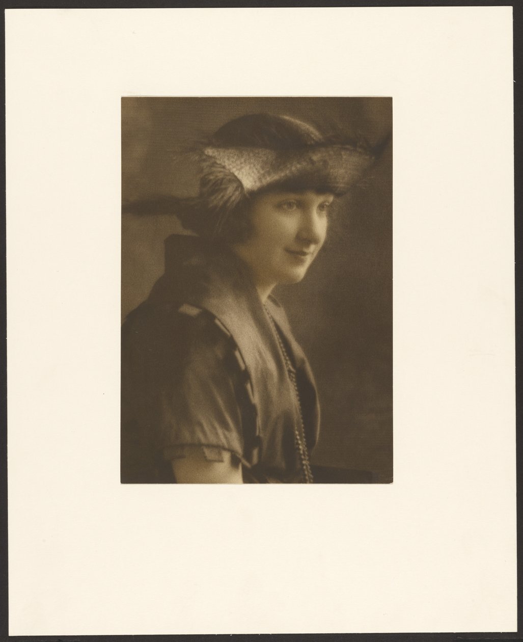 [Retrato de uma mulher com chapéu de palha]. de Louis Fleckenstein