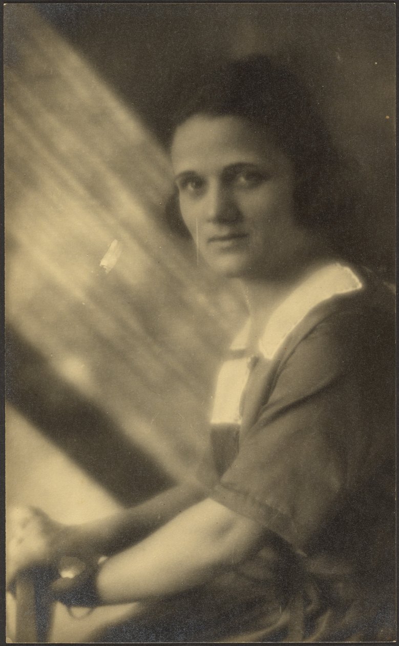 [Retrato de uma mulher em luz corrente] de Louis Fleckenstein