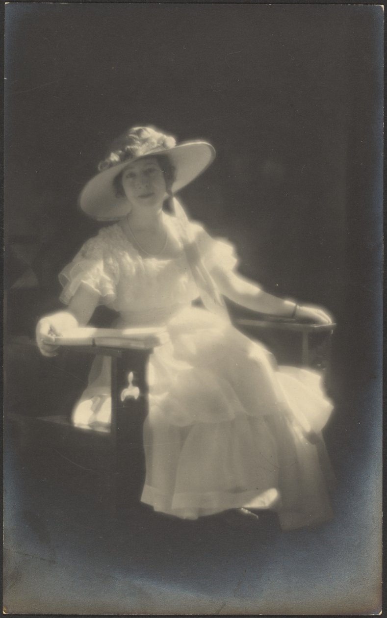 [Retrato de uma mulher com vestido branco] de Louis Fleckenstein