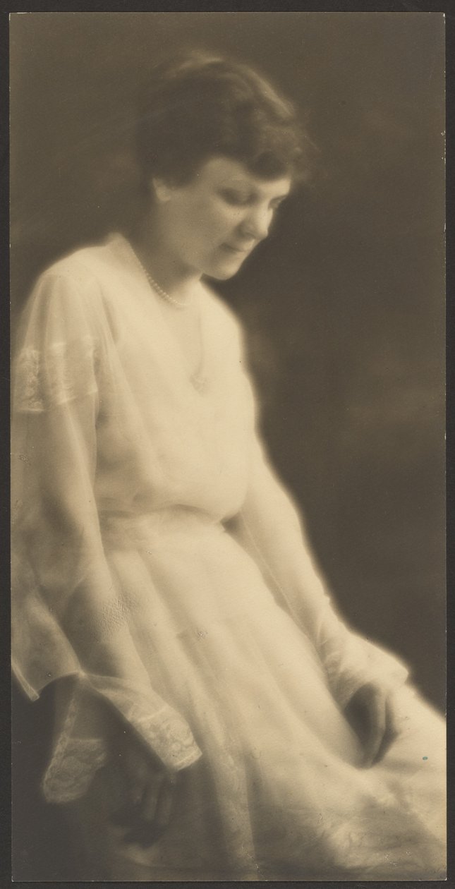 [Retrato de uma mulher de vestido branco com renda] de Louis Fleckenstein