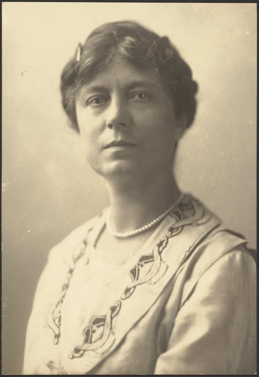 [Retrato de uma mulher com colarinho de apliques] de Louis Fleckenstein