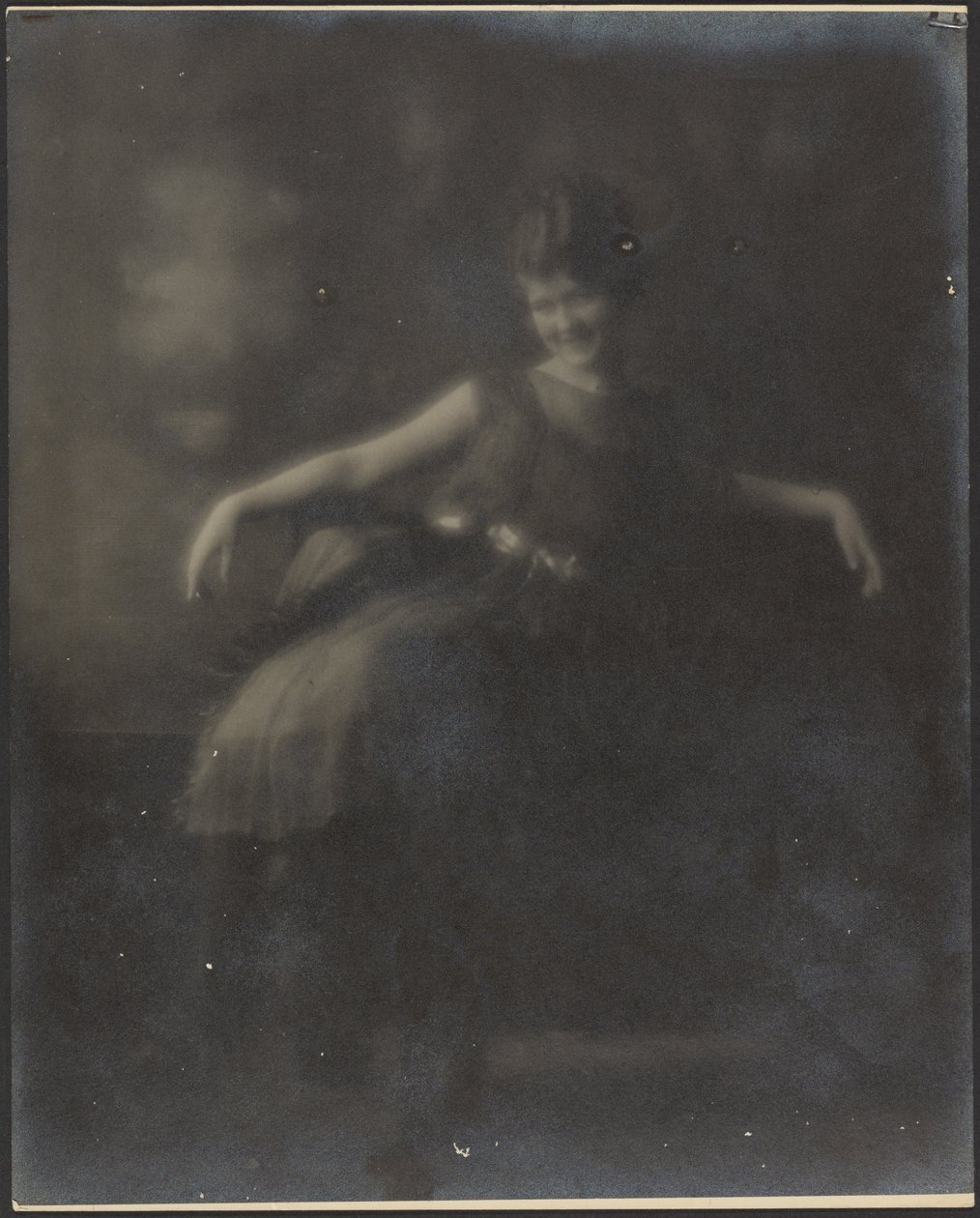 [Retrato de uma mulher com um laço no cinto] de Louis Fleckenstein