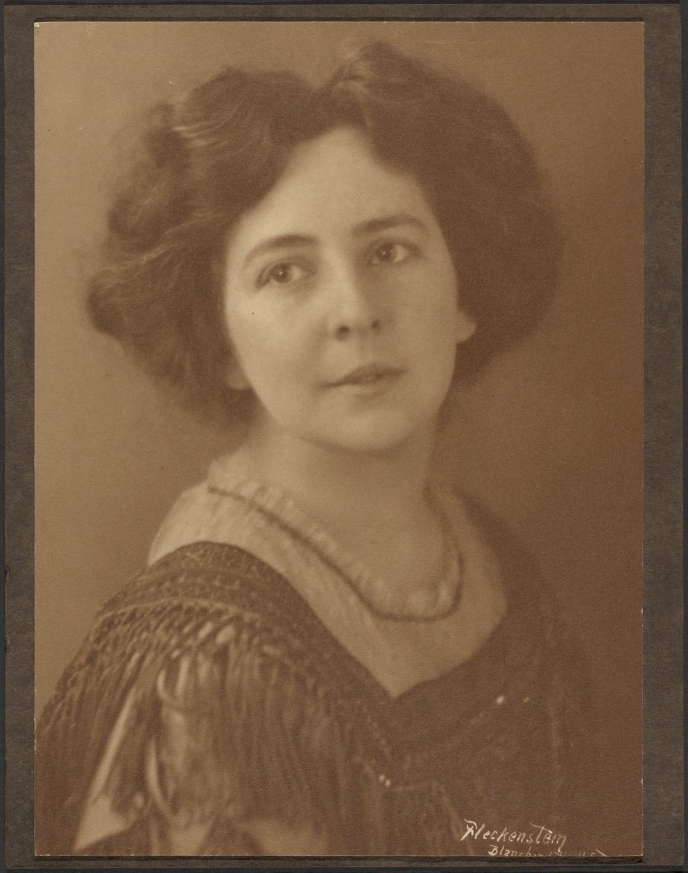 [Retrato de uma mulher com mangas largas] de Louis Fleckenstein