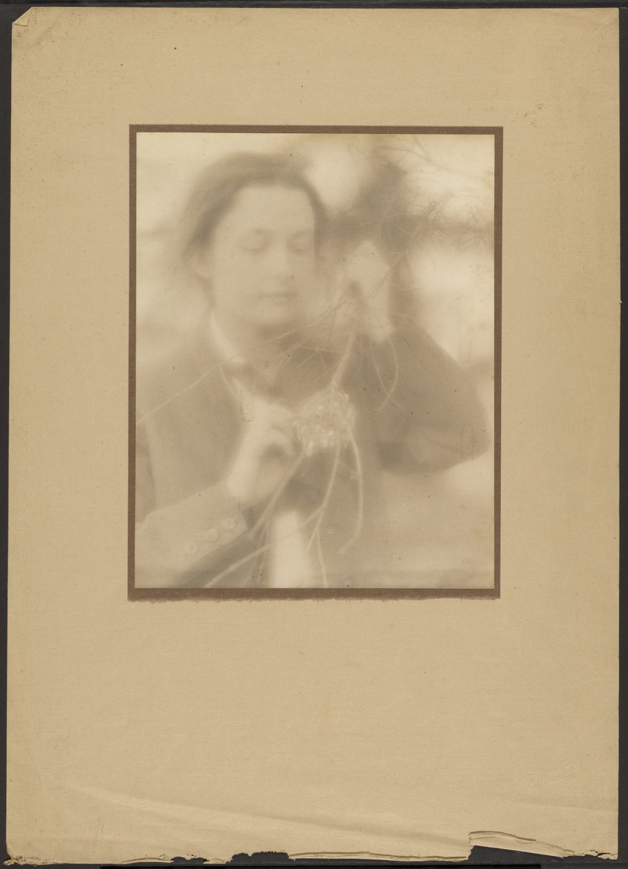 [Retrato de uma mulher com ninho de pássaro e ramo]. de Louis Fleckenstein