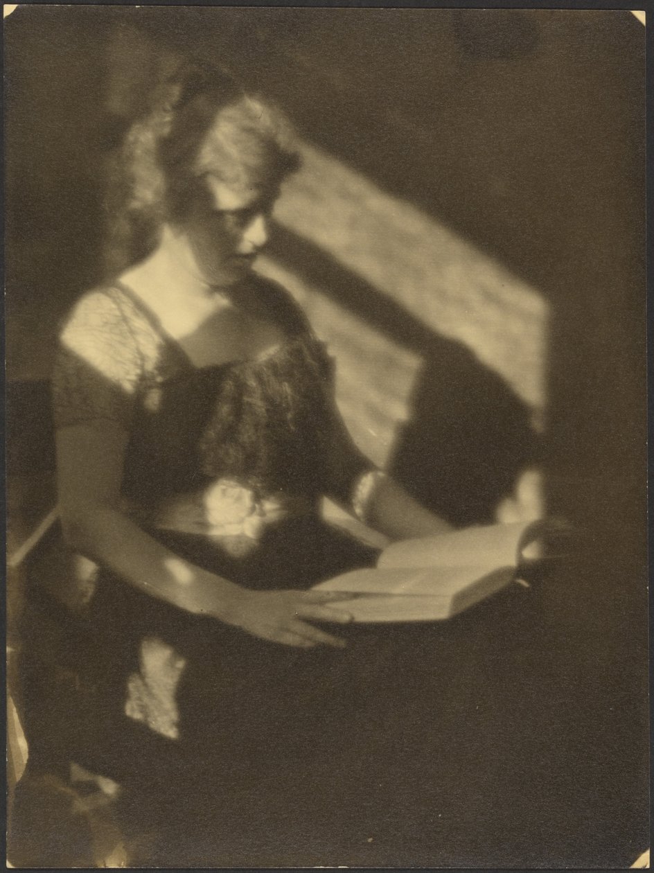 [Retrato de uma mulher com um livro] de Louis Fleckenstein