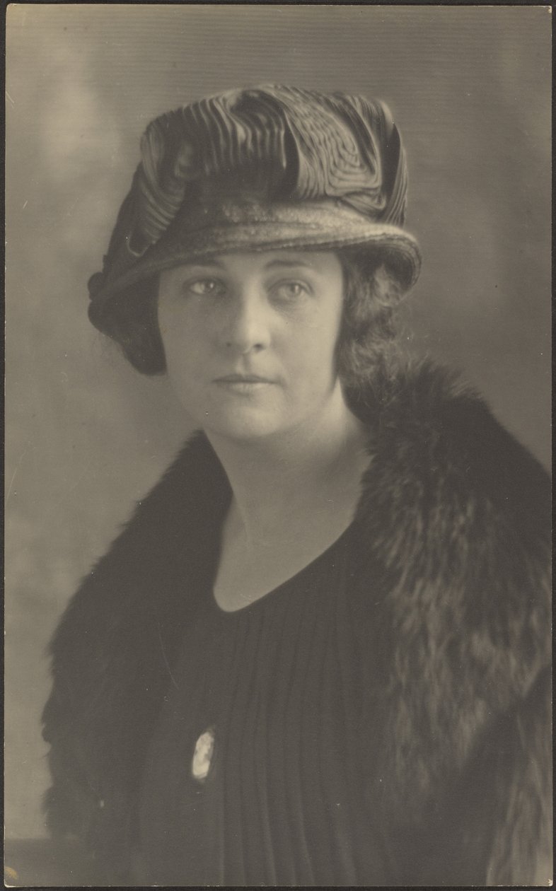 [Retrato de uma mulher com alfinete de camafeu]. de Louis Fleckenstein