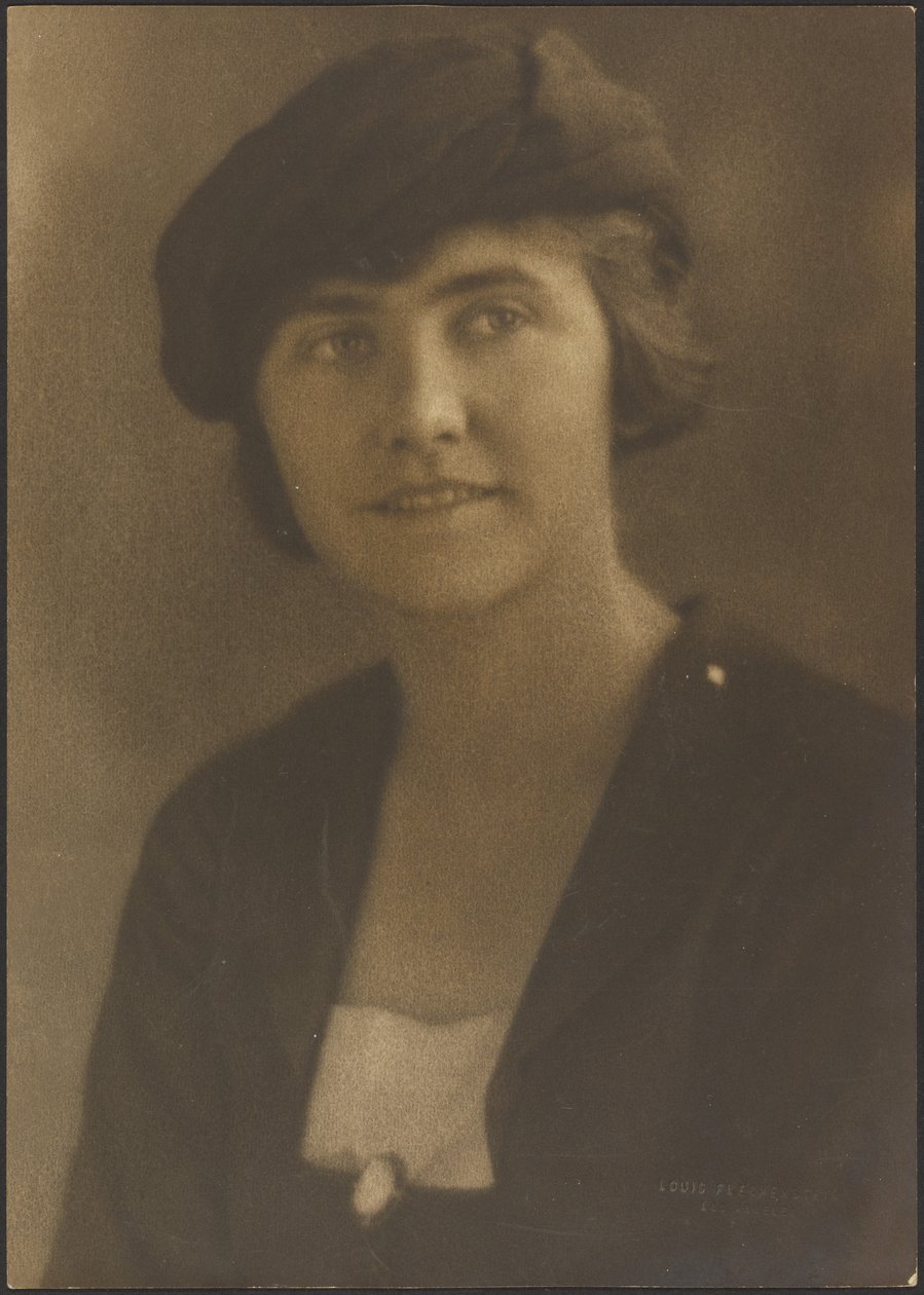 [Retrato de uma mulher com um alfinete de camafeu] de Louis Fleckenstein
