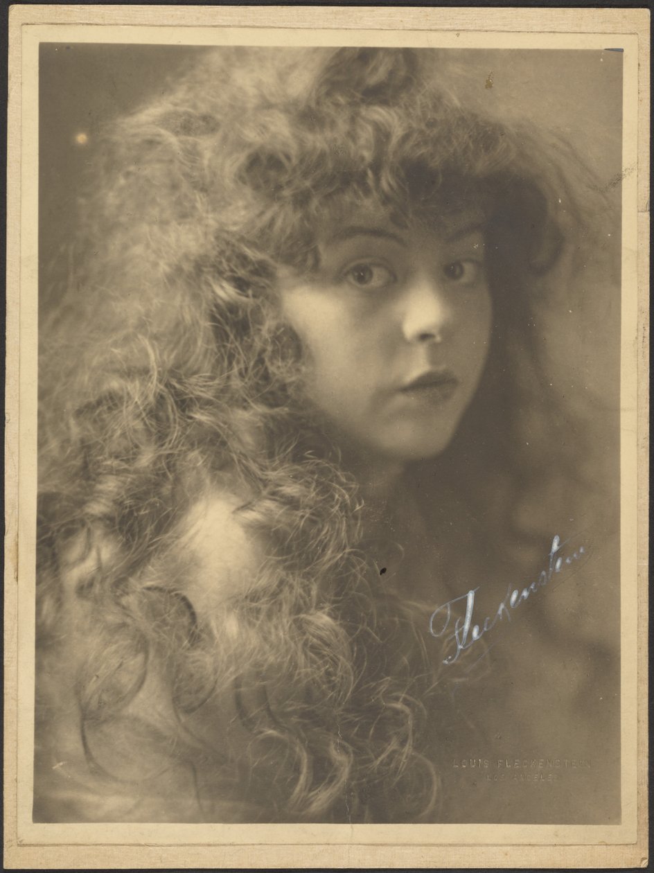 [Retrato de uma mulher com cabelo encaracolado] de Louis Fleckenstein