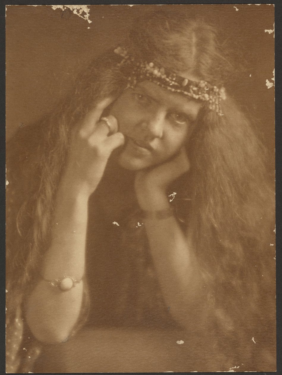 [Retrato de uma mulher com diadema] de Louis Fleckenstein