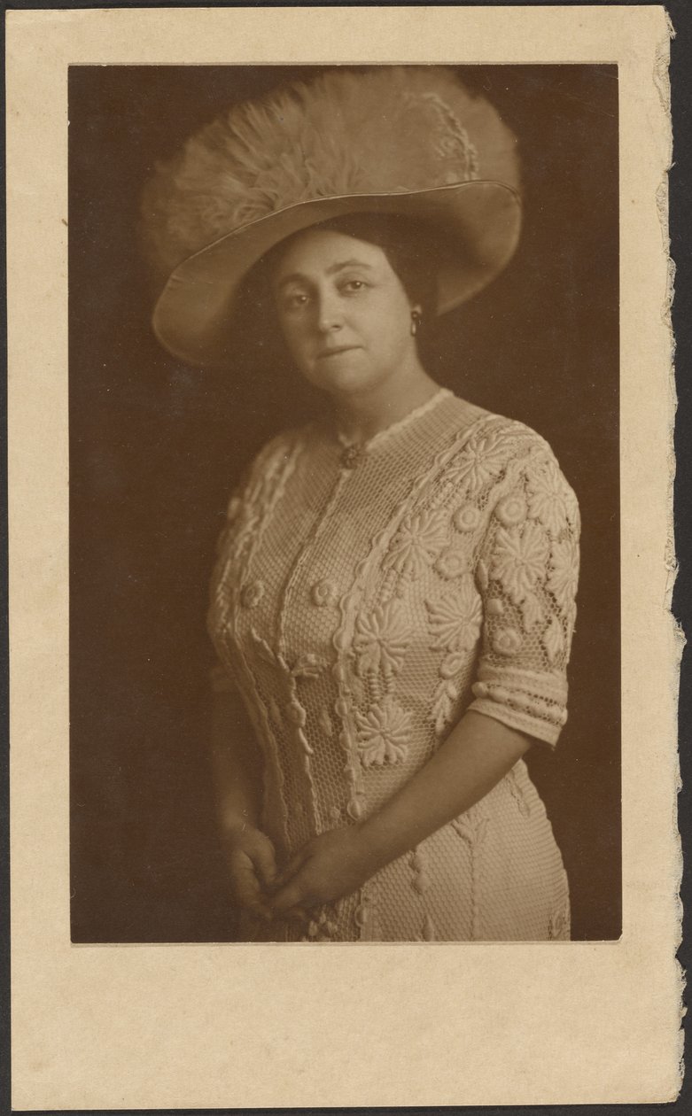 [Retrato de uma mulher com um chapéu de tule elaborado]. de Louis Fleckenstein