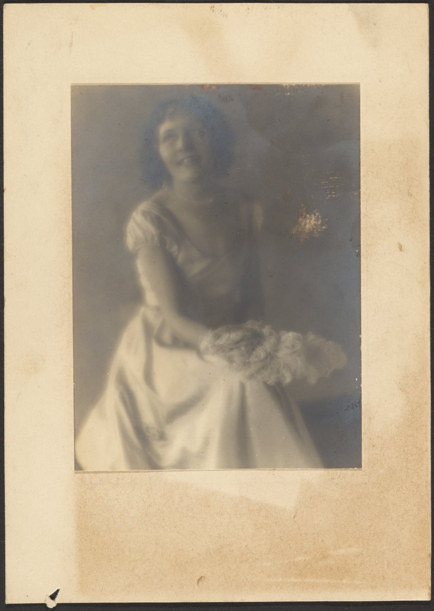 [Retrato de uma mulher com leque de penas]. de Louis Fleckenstein