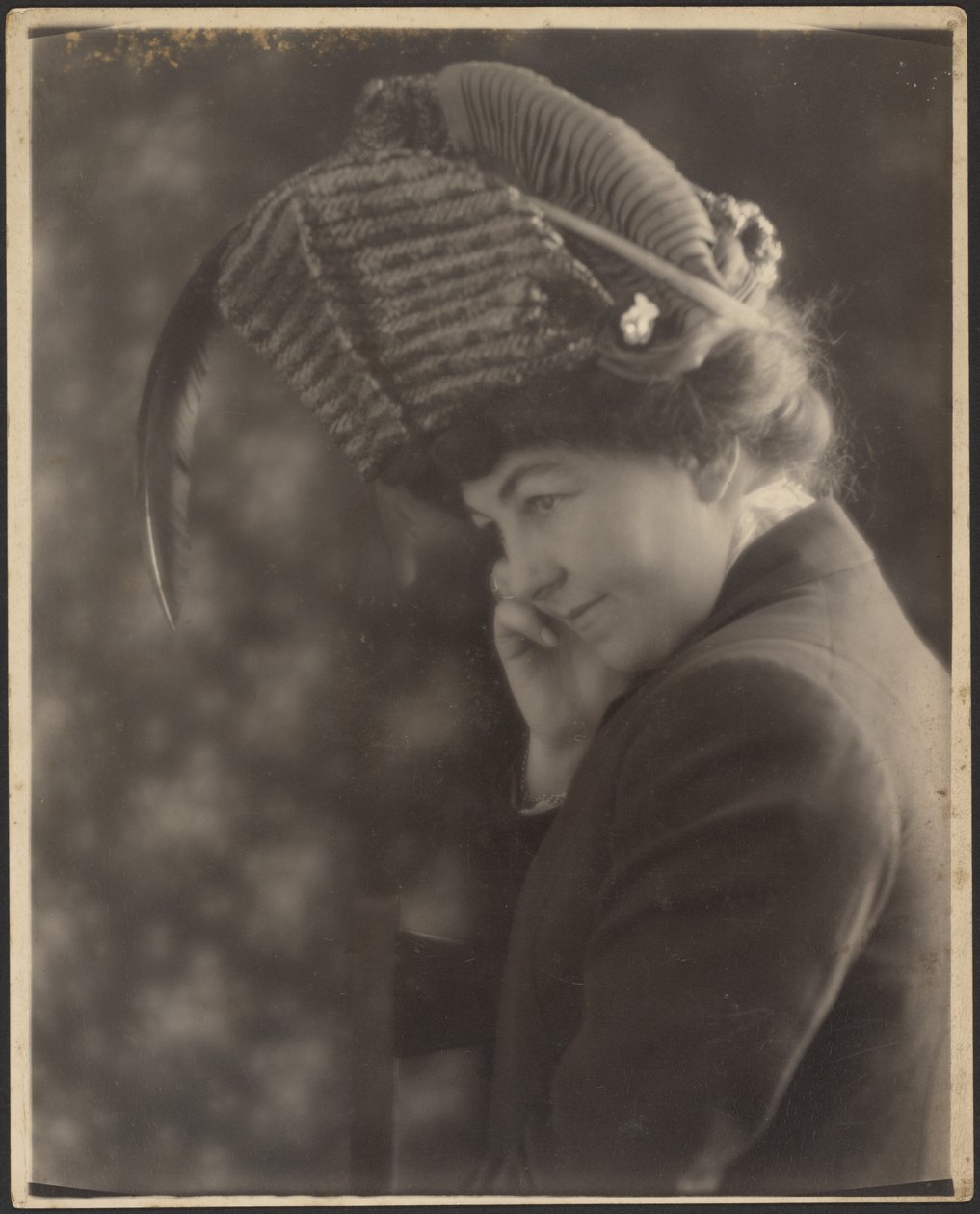 [Retrato de uma mulher com chapéu de penas]. de Louis Fleckenstein
