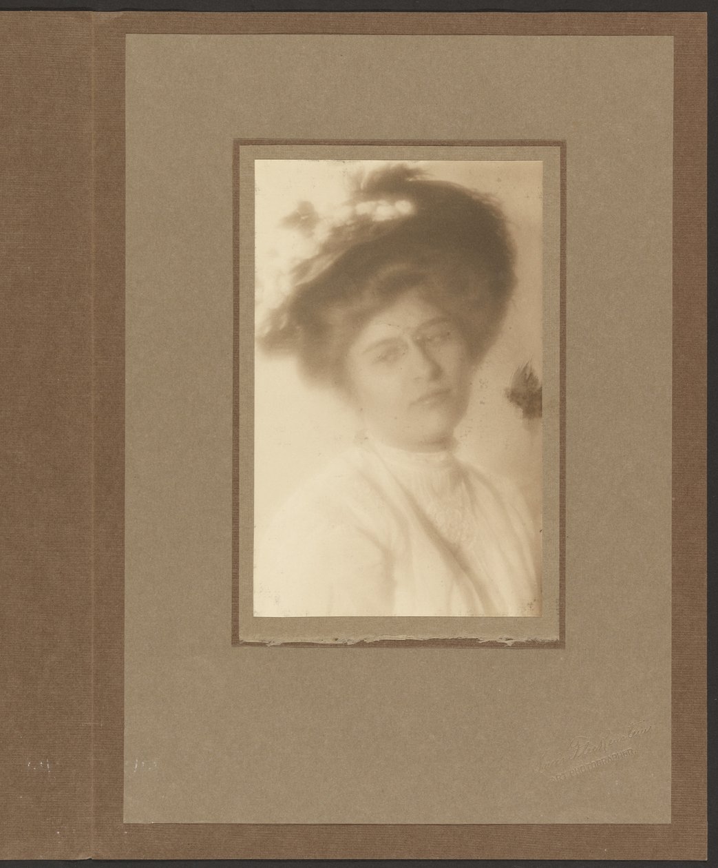 [Retrato de uma mulher com um chapéu com flores] de Louis Fleckenstein