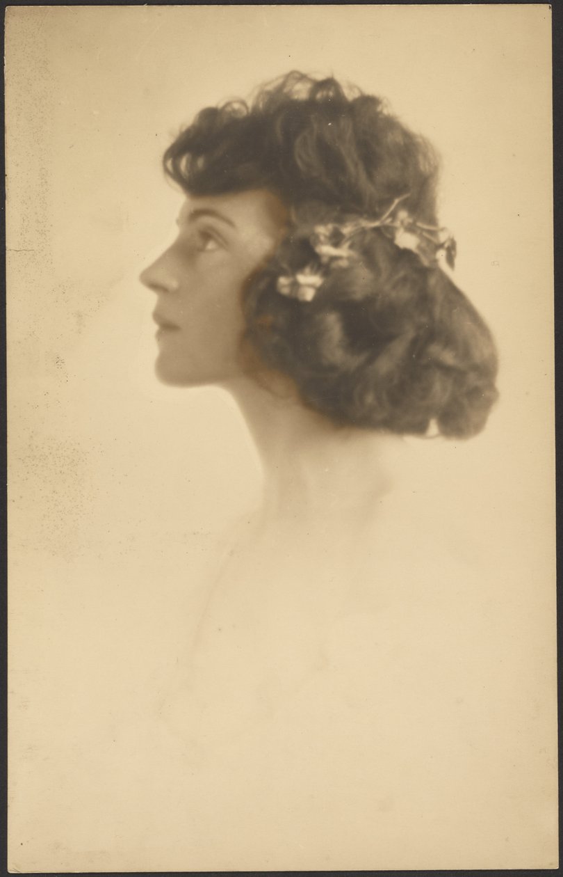 [Retrato de uma mulher com uma coroa de flores] de Louis Fleckenstein