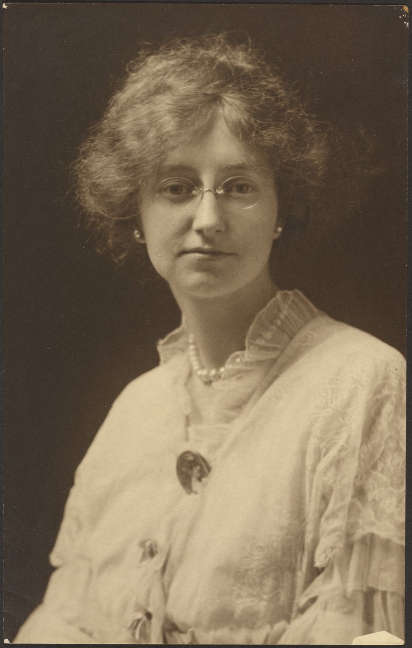 [Retrato de uma mulher com óculos e pérolas] de Louis Fleckenstein