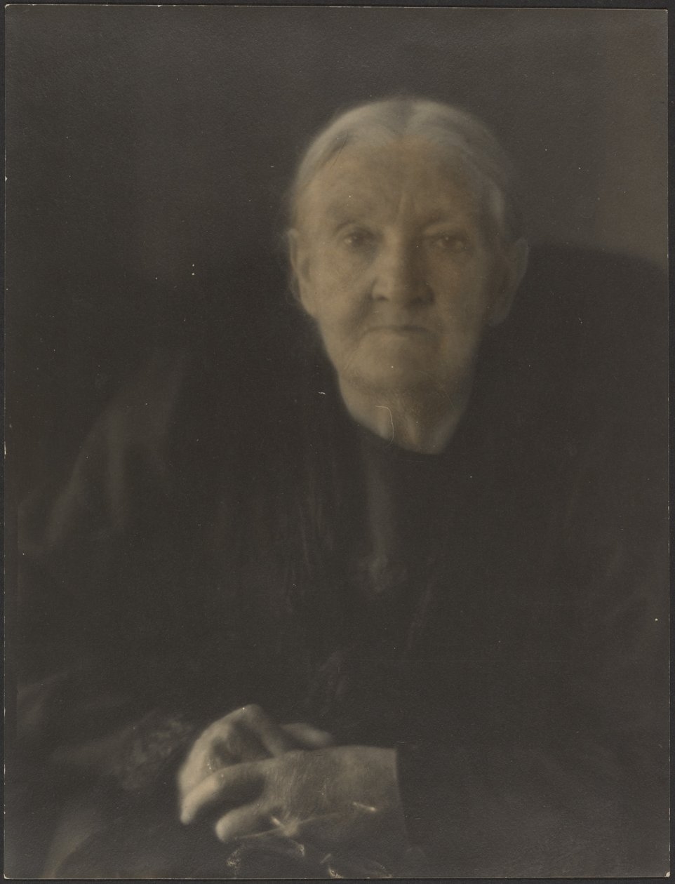 [Retrato de uma mulher com as mãos cruzadas]. de Louis Fleckenstein