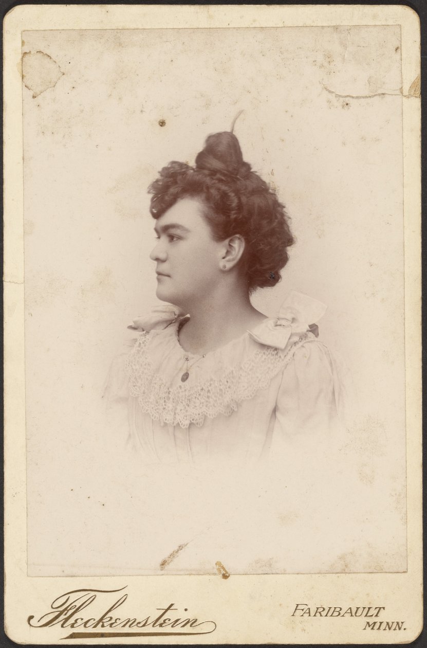 [Retrato de uma mulher com um coque alto]. de Louis Fleckenstein