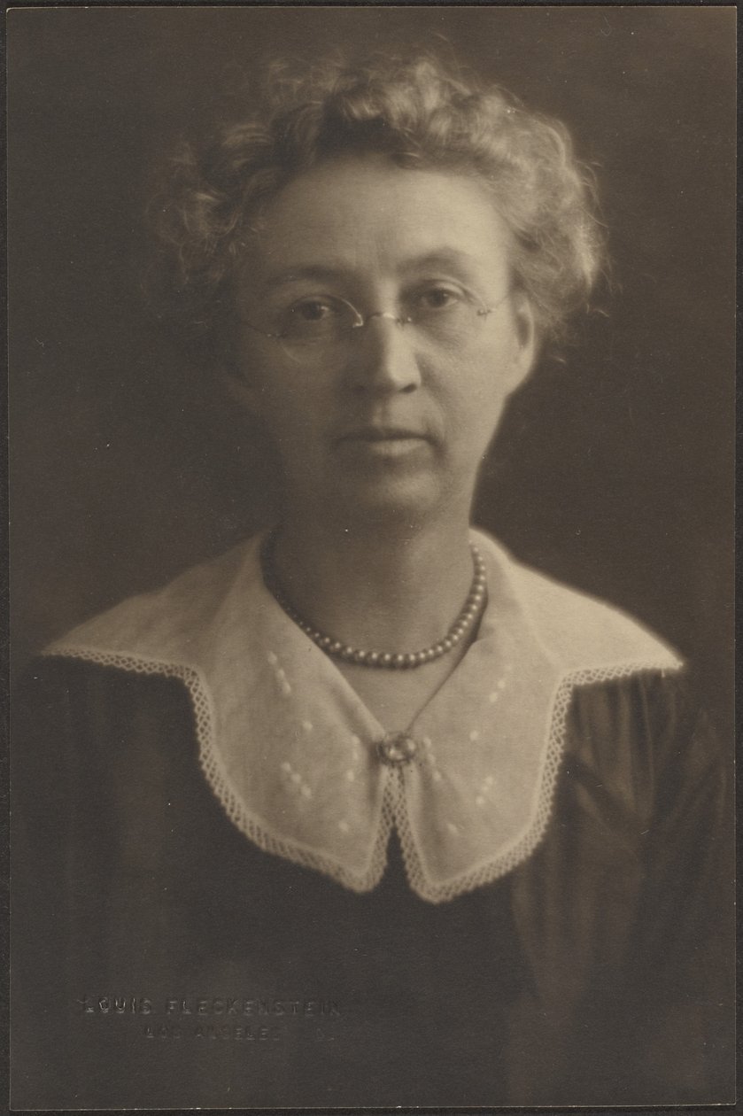 Retrato de uma mulher com broche de joia de Louis Fleckenstein