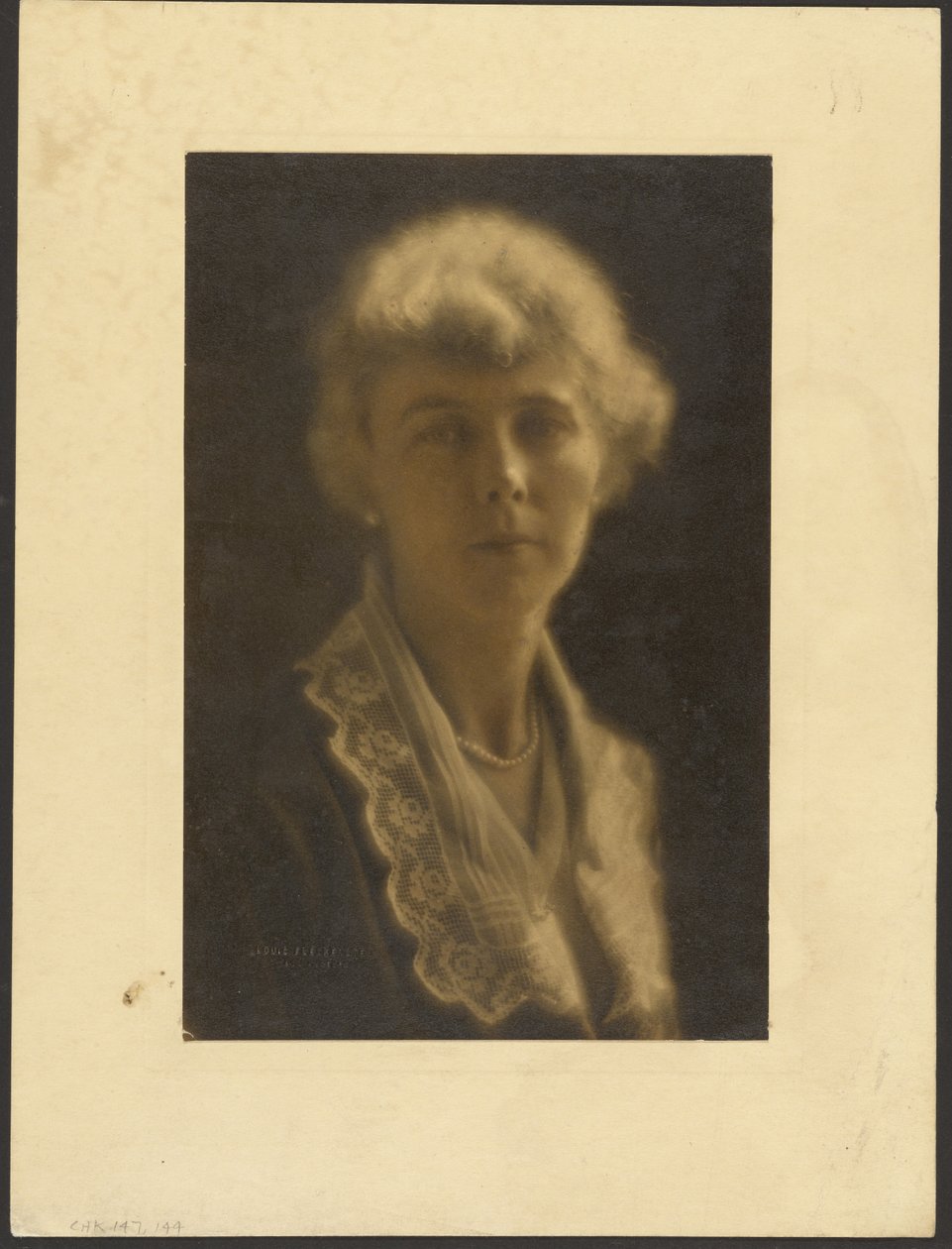 [Retrato de uma mulher com colarinho de renda e pérolas] de Louis Fleckenstein