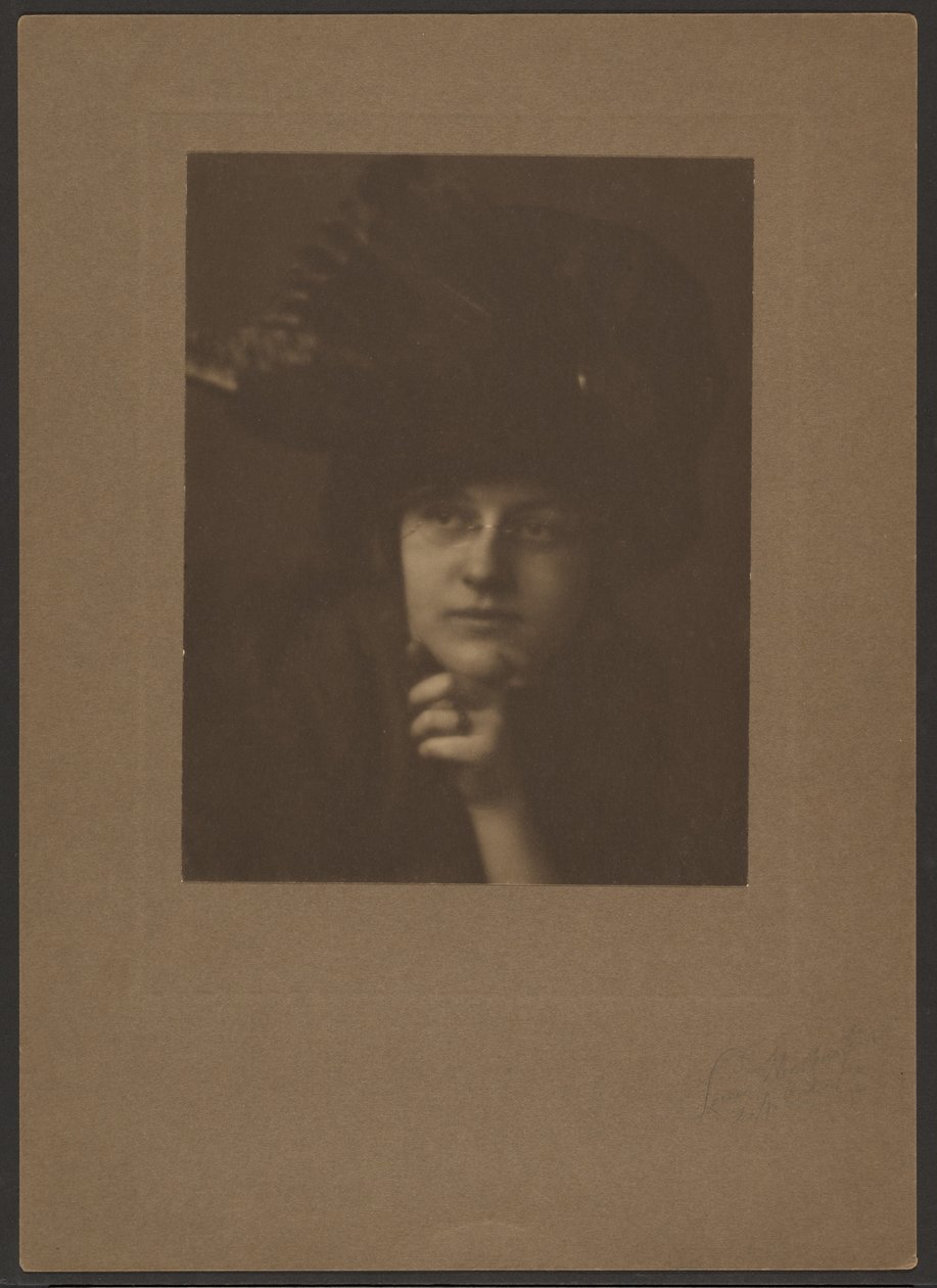 [Retrato de uma mulher com um chapéu grande e óculos] de Louis Fleckenstein