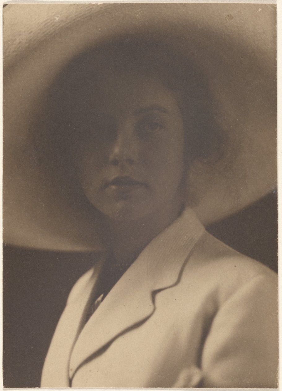[Retrato de uma mulher com um grande chapéu de palha] de Louis Fleckenstein