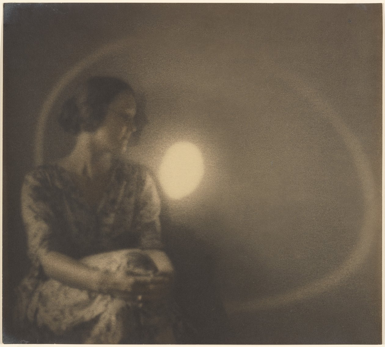 [Retrato de uma mulher com clarão de luz e anel] de Louis Fleckenstein
