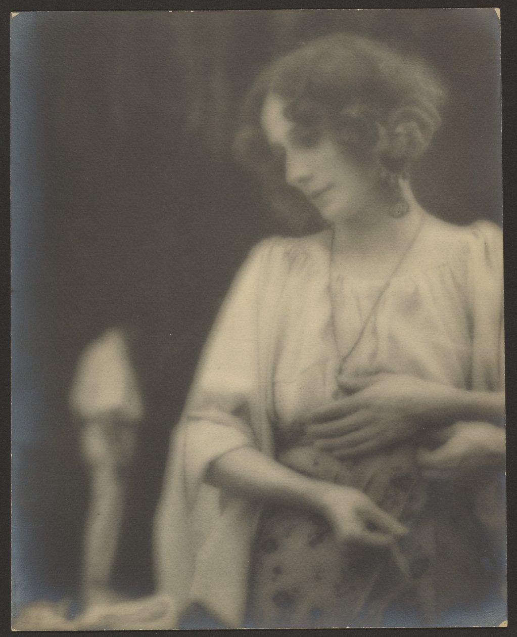 [Retrato de uma mulher com mangas largas e drapeadas]. de Louis Fleckenstein