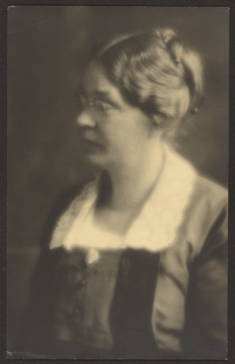 [Retrato de uma mulher com um livro aberto (recortado)] de Louis Fleckenstein