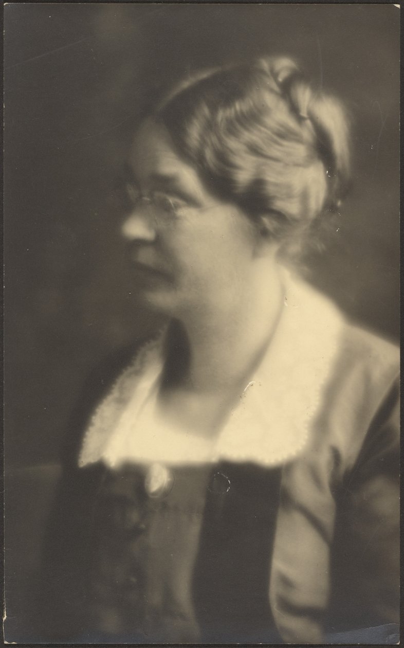 [Retrato de uma mulher com livro aberto (recortado)] de Louis Fleckenstein