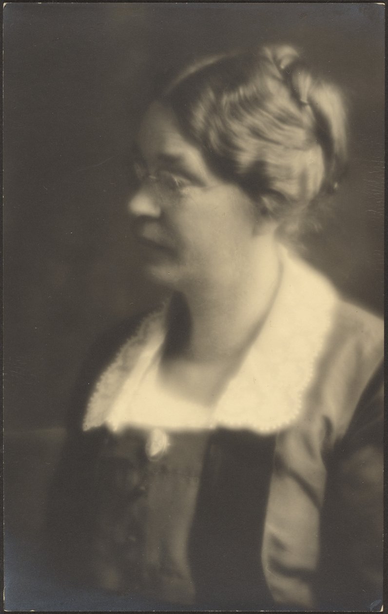 Retrato de uma mulher com livro aberto (recortado) de Louis Fleckenstein