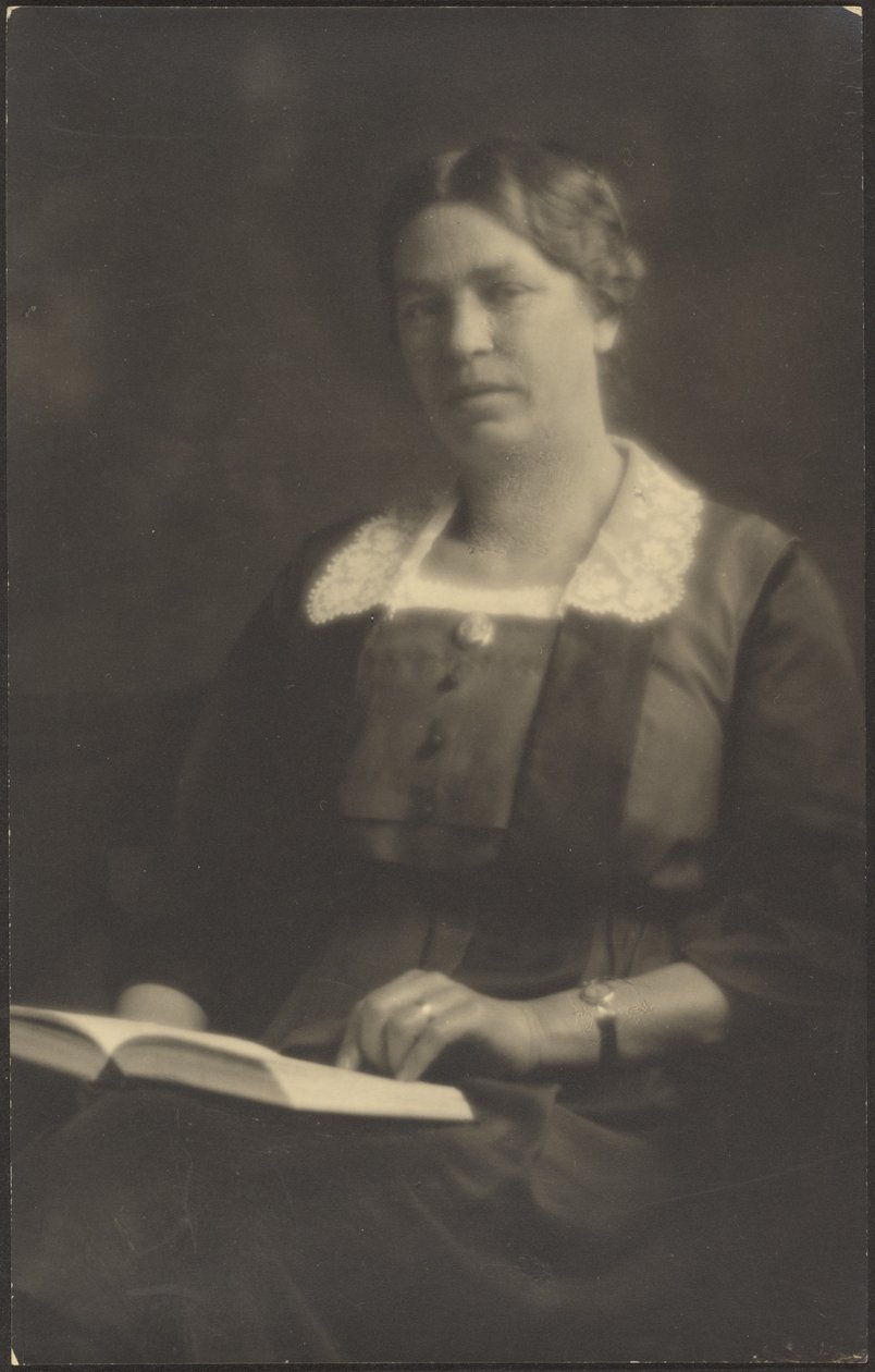 [Retrato de uma mulher com um livro aberto] de Louis Fleckenstein