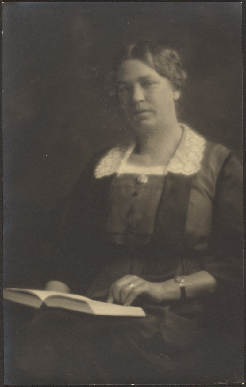 [Retrato de uma mulher com um livro aberto] de Louis Fleckenstein