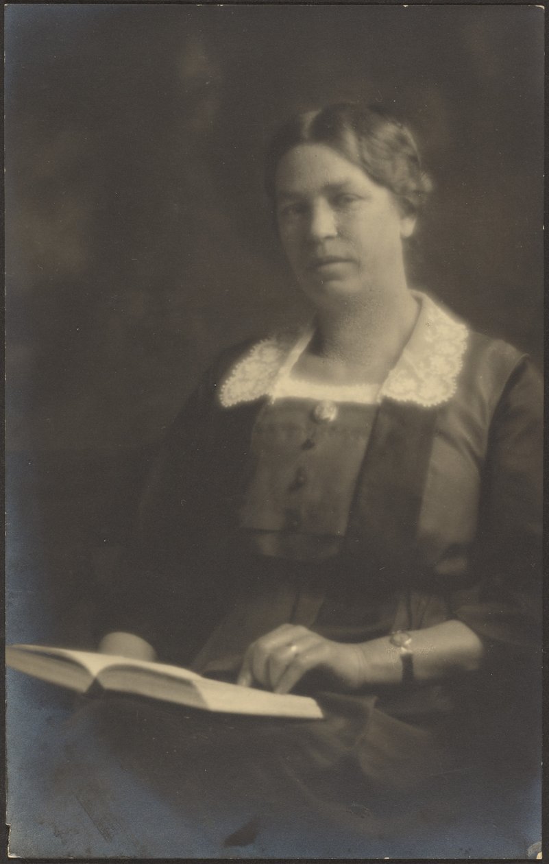 [Retrato de uma mulher com livro aberto] de Louis Fleckenstein