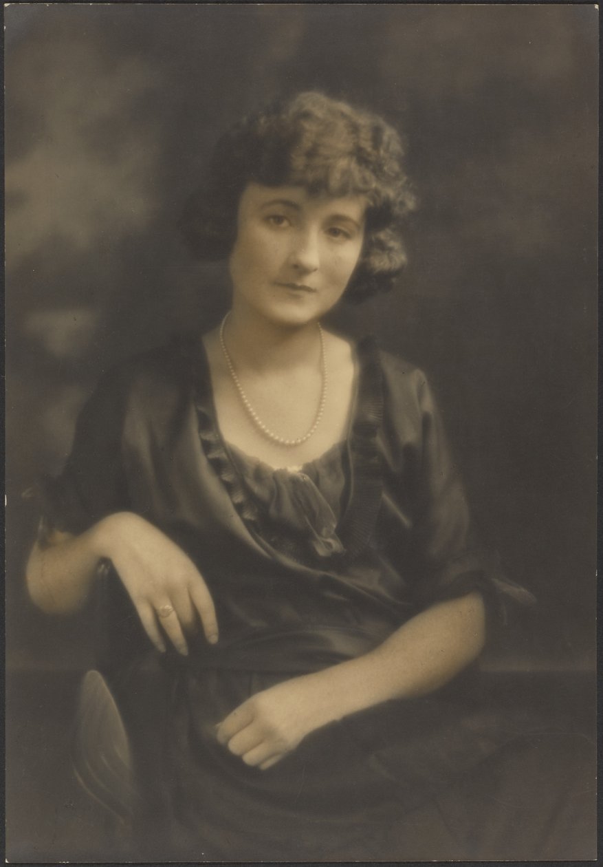 [Retrato de uma Mulher com um Colar de Pérolas] de Louis Fleckenstein