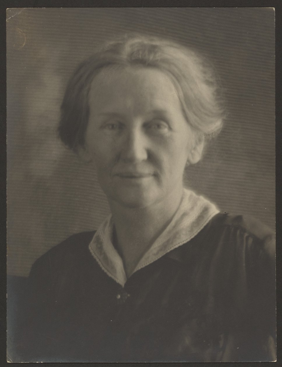 [Retrato de uma mulher com um alfinete de pérola] de Louis Fleckenstein