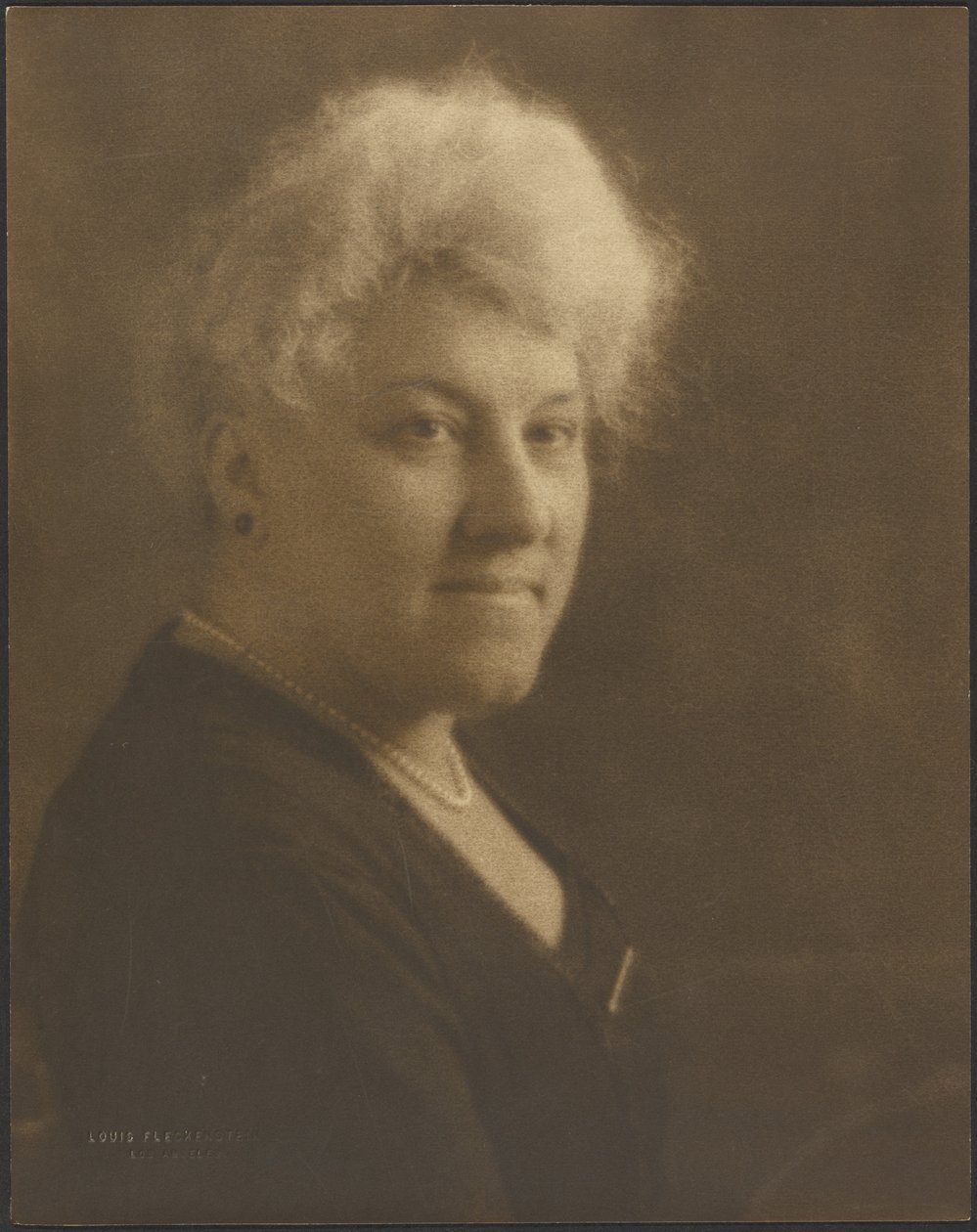 [Retrato de uma mulher com pérolas e um alfinete de lapela] de Louis Fleckenstein
