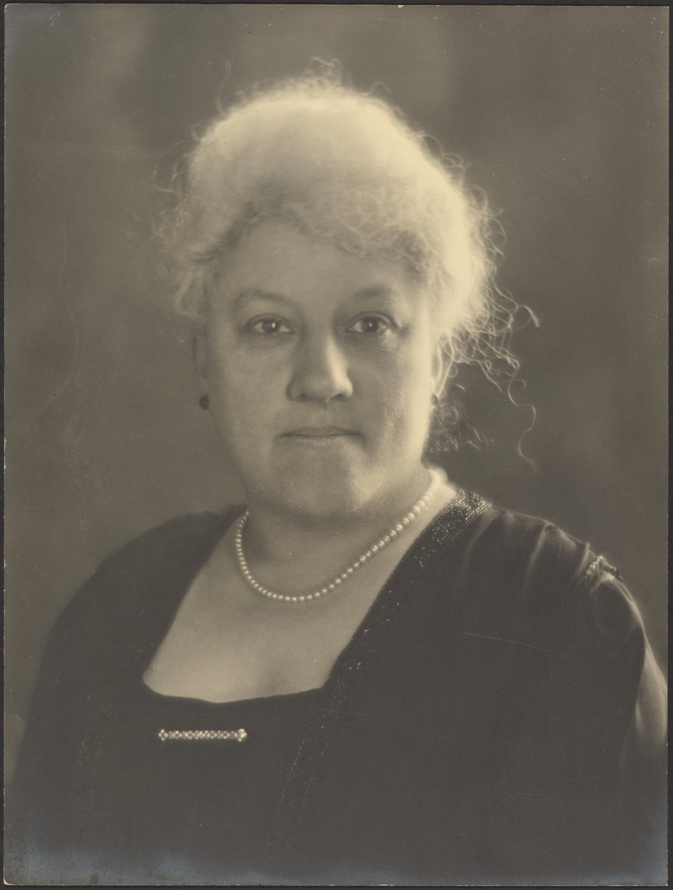 [Retrato de uma mulher com pérolas e um alfinete de lapela] de Louis Fleckenstein