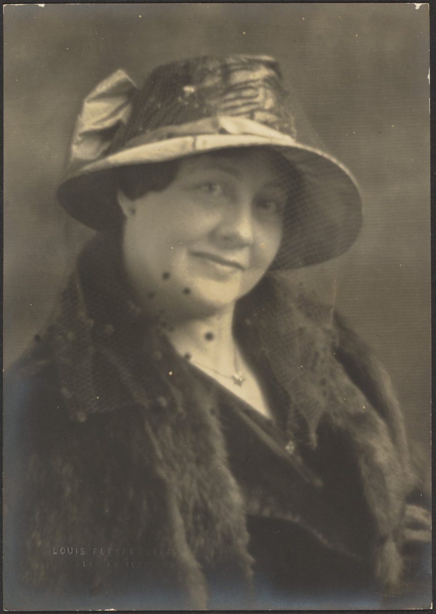 [Retrato de uma mulher com véu às bolinhas] de Louis Fleckenstein