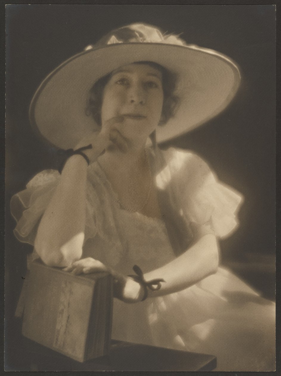 [Retrato de uma mulher com fitas nos pulsos] de Louis Fleckenstein