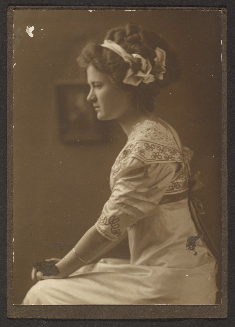 [Retrato de uma mulher com fitas no cabelo] de Louis Fleckenstein
