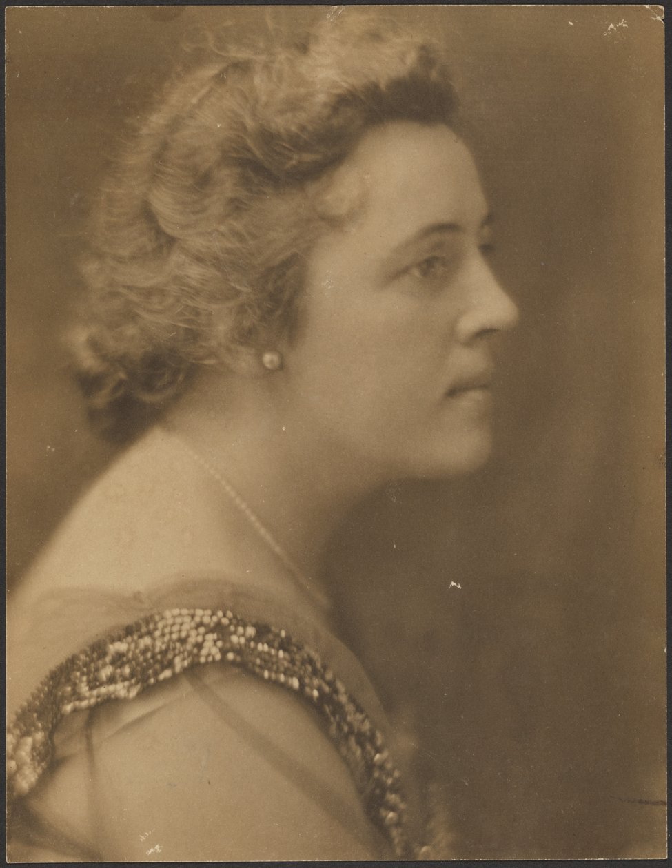[Retrato de uma mulher com gola de lantejoulas] de Louis Fleckenstein