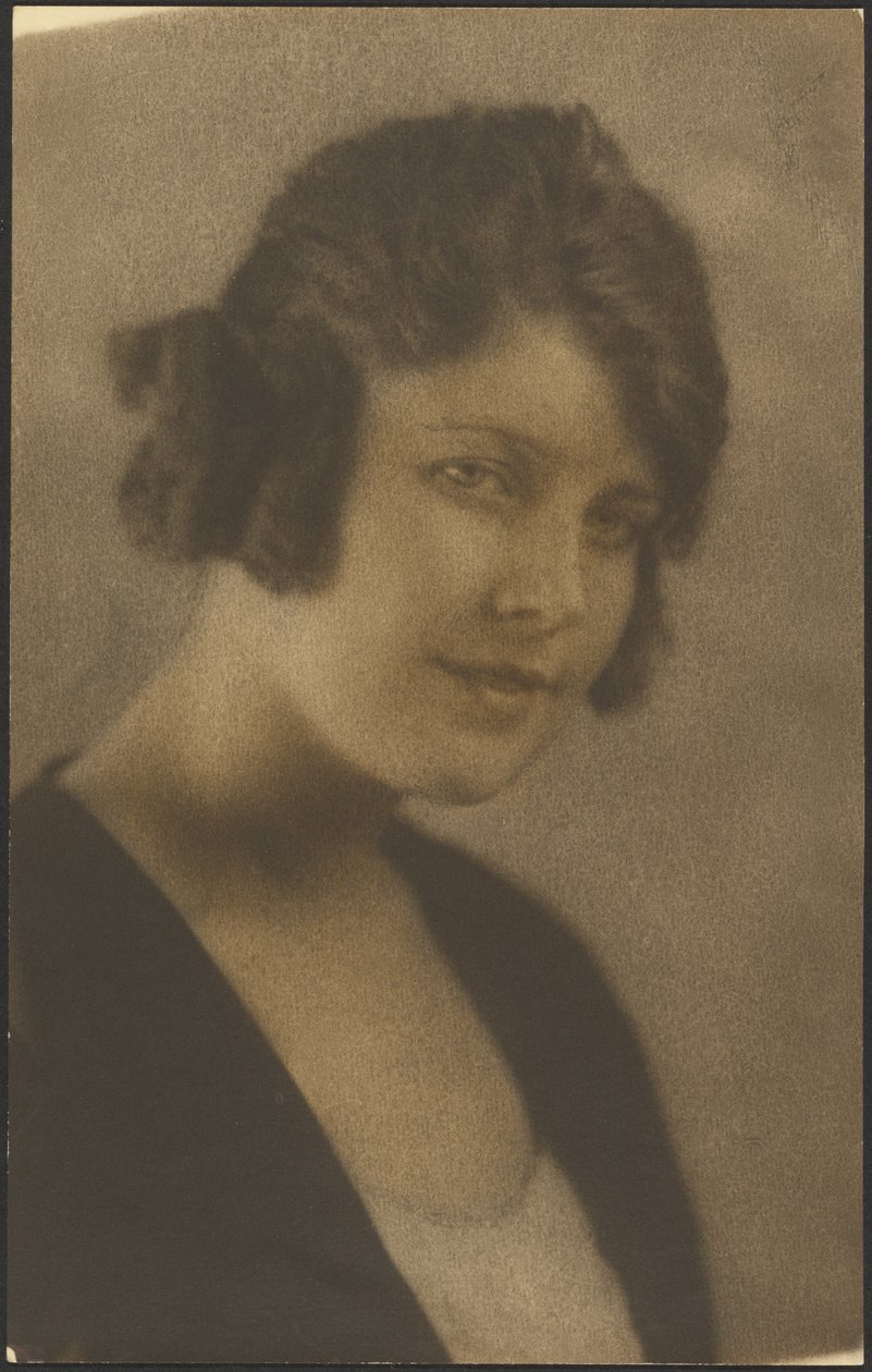 [Retrato de uma mulher com cabelo curto] de Louis Fleckenstein