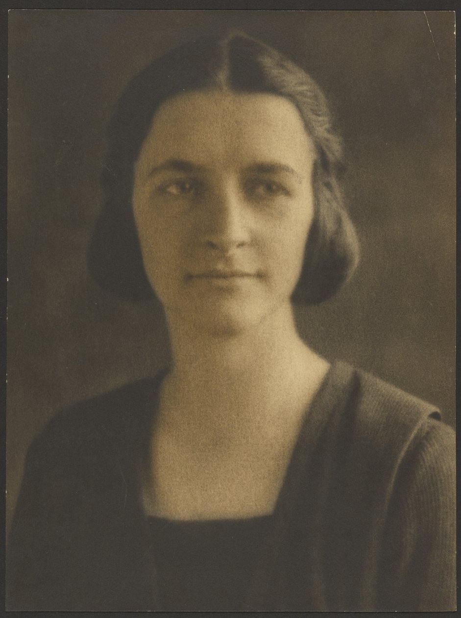 [Retrato de uma mulher com casaco às riscas] de Louis Fleckenstein