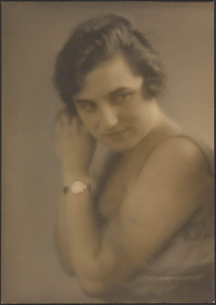 [Retrato de uma Mulher com Relógio] de Louis Fleckenstein