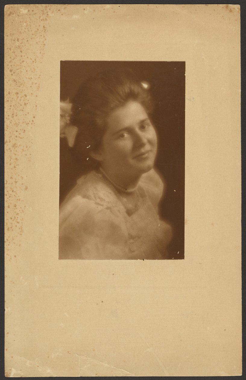 [Retrato de uma mulher com uma fita de cabelo branco] de Louis Fleckenstein
