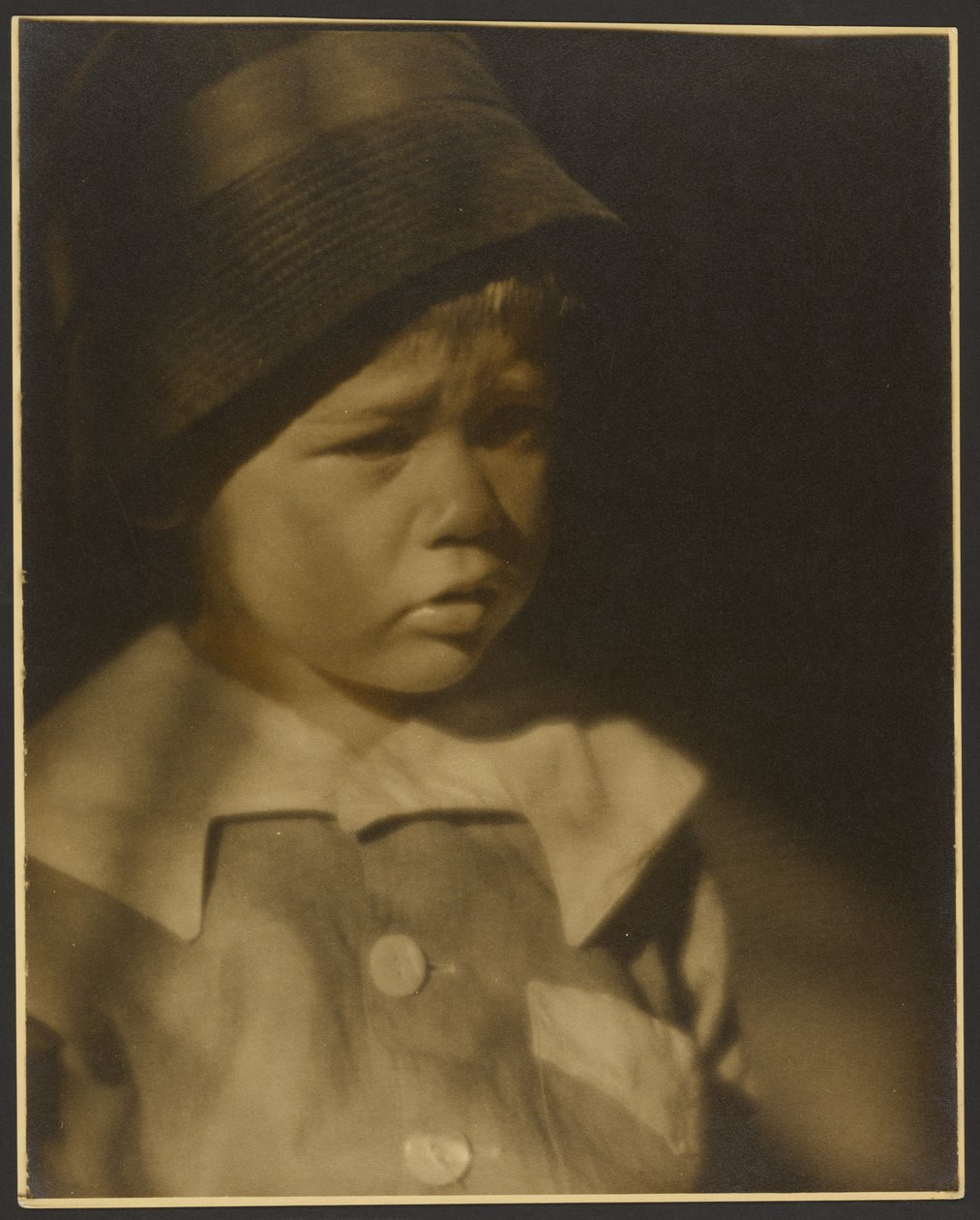 [Retrato de uma criança pequena com boné] de Louis Fleckenstein