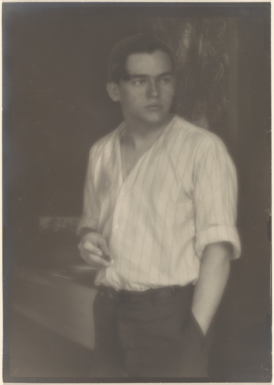 [Retrato de um jovem com camisa às riscas e um cigarro] de Louis Fleckenstein