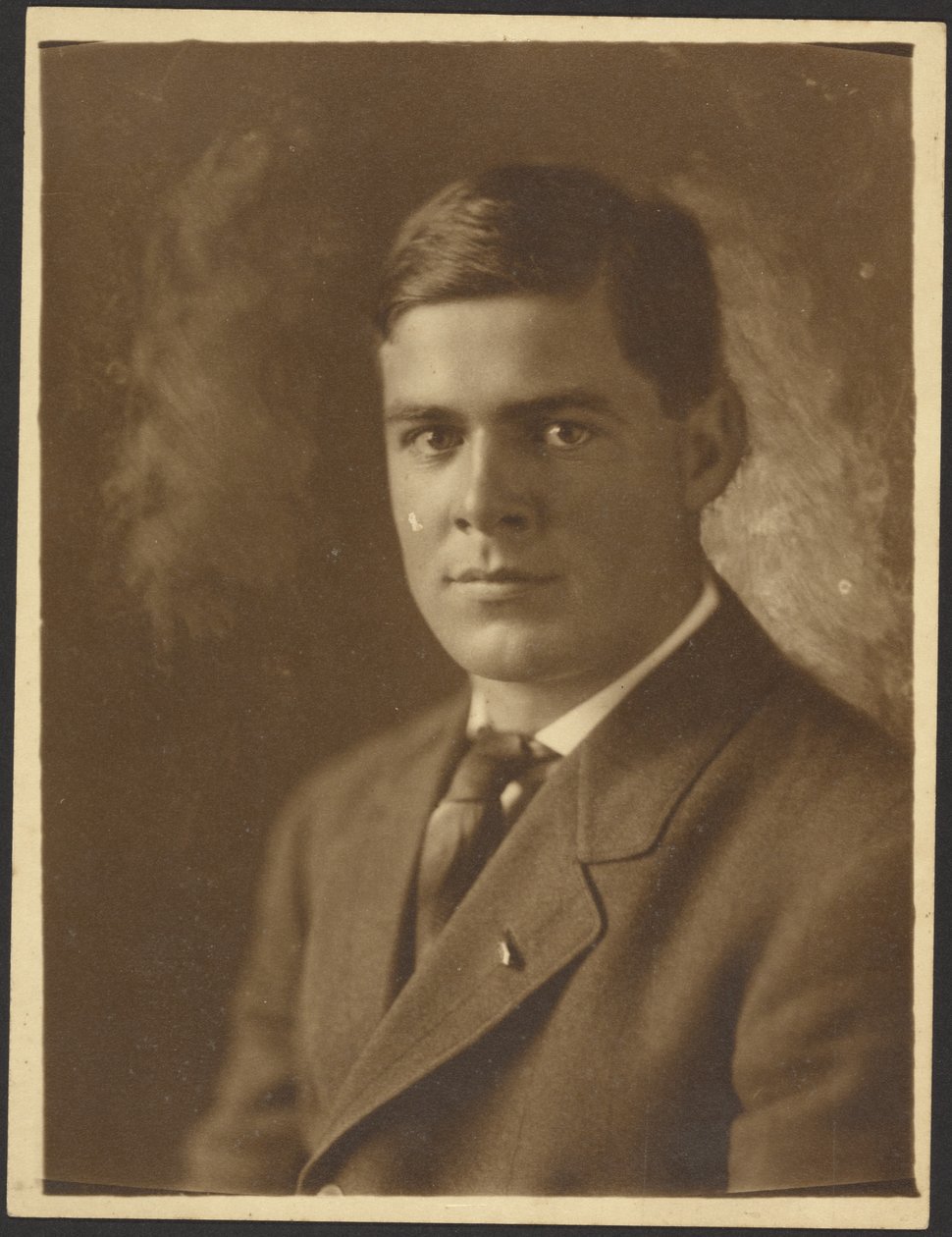 [Retrato de um jovem com alfinete de lapela]. de Louis Fleckenstein